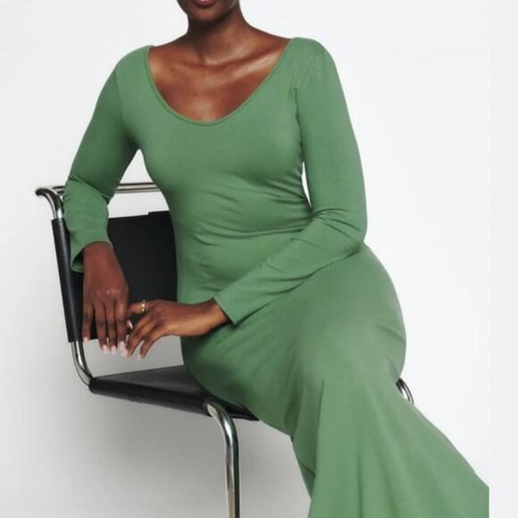 Reformation Sz M Dari Dress Green Maxi Stretch Body Con Minimalist Date Sleek - Picture 16 of 16